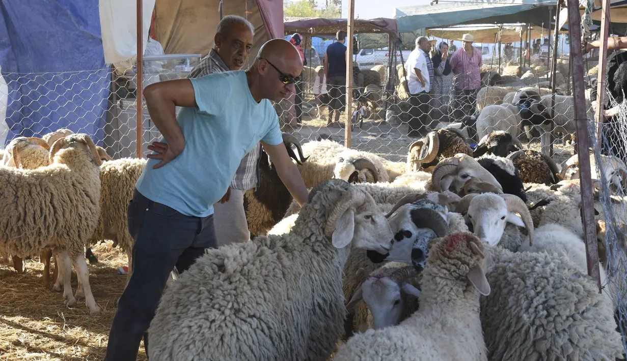 Orang-orang mengunjungi pasar ternak menjelang Hari Raya Idul Adha di Tunis, Tunisia, pada 20 Juli 2020. (Xinhua/Adel Ezzine)