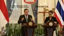 Menlu Retno Marsudi dan Menlu Thailand Don Pramudwinai memberikan keterangan pers di Gedung Pancasila, Kemenlu, Jakarta, Kamis (11/2). Kedua menteri melakukan pertemuan bilateral untuk meningkatkan kerjasama kedua negara. (Liputan6.com/Faizal Fanani)