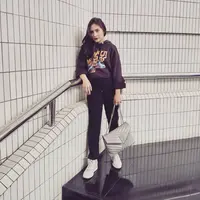 Prilly Latuconsina termasuk salah satu wanita yang gemar memakai sneakers. Berbusana santai dan kasual menjadi pilihan Prilly dalam kesehariannya.  (Instagram)