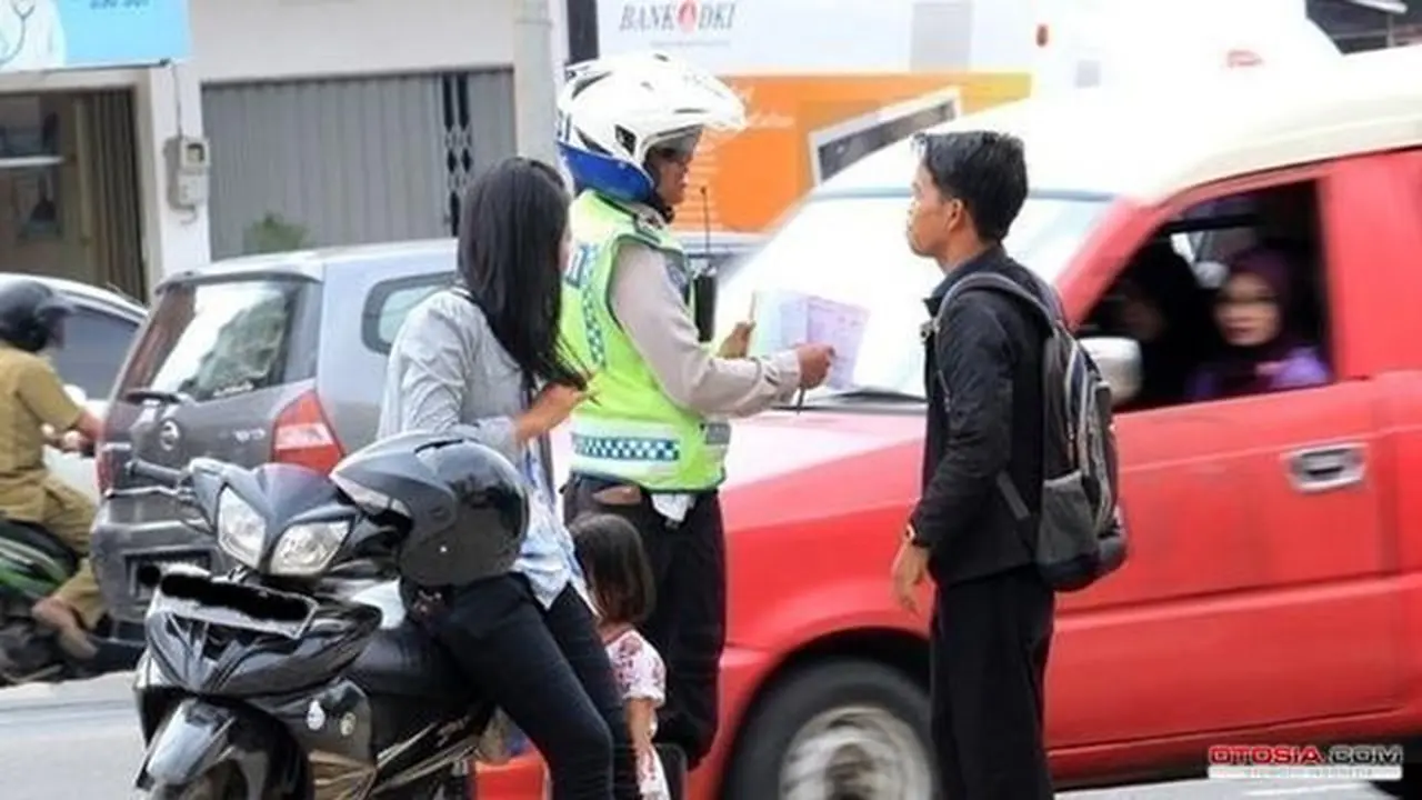 Ilustrasi tilang polisi (Otosia.com/Nazarudin Ray)