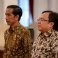 Presiden Jokowi (kiri) dan Menkeu Bambang Brodjonegoro saat acara pemberian penghargaan dalam rangka penerimaan pajak 2015 dari Kementerian Keuangan di Istana Negara, Jakarta, Rabu (20/5). (Liputan6.com/Faizal Fanani)