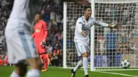 Bomber Real Madrid, Cristiano Ronaldo, merayakan gol ke gawang APOEL pada laga Liga Champions, di Santiago Bernabeu, Kamis (14/9/2017) dini hari WIB. (AFP/Pierre-Philippe Marcou). 
