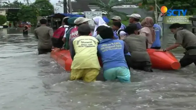 Warga Total Persada dan Perumahan Regency City mulai khawatir akibat banjir tak kunjung surut. Karena tanggul pasir darurat tak mampu lagi menahan air Kali Ledug.