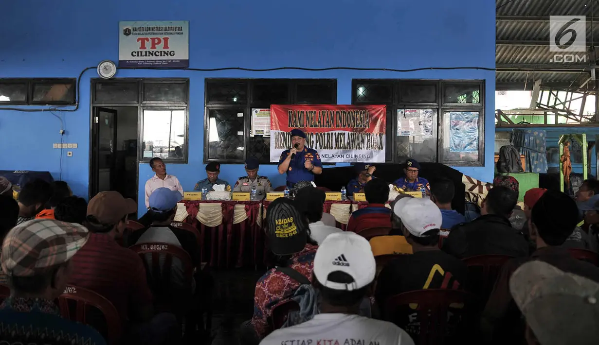 Kasubdit Binmas Air Korpolairud Baharkam Polri Kombes Oka Eswara memberikan sambutan saat deklarasi nelayan menolak hoax di Tempat Pelelangan Ikan (TPI) Cilincing, Jakarta Utara, Kamis (15/3). (Merdeka.com/Iqbal S. Nugroho)