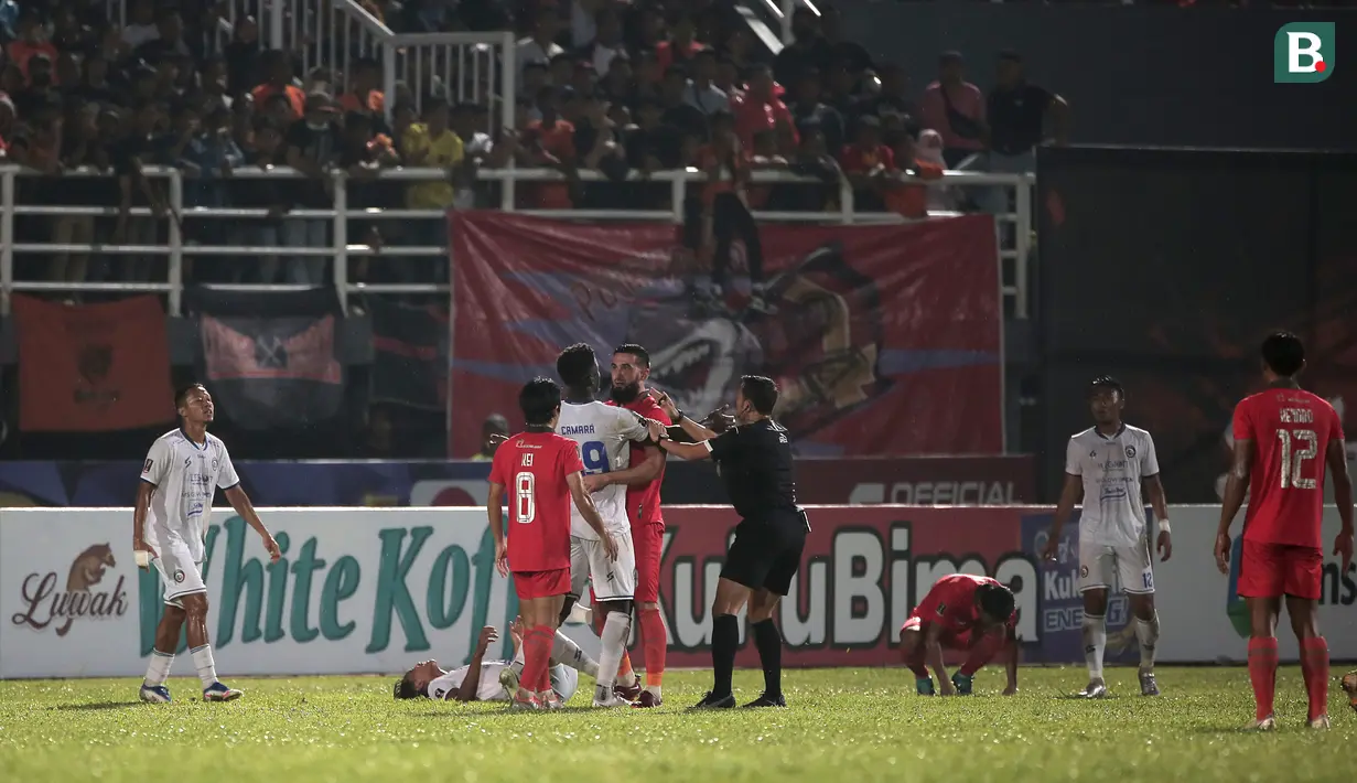 Wasit Yudi Nurcahya harus melerai pertikaian yang terjadi antara Abel Issa Camara dan Javlon Gusyenov. (Bola.com/Ikhwan Yanuar)