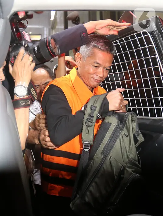 Komisioner KPU Wahyu Setiawan usai menjalani pemeriksaan di Gedung KPK, Jakarta, Jumat (10/1/2020). KPK resmi menahan Wahyu Setiawan yang sebelumnya ditetapkan sebagai tersangka kasus suap terkait pergantian antar-waktu (PAW) anggota DPR RI periode 2019-2024. (Liputan6.com/Herman Zakharia)