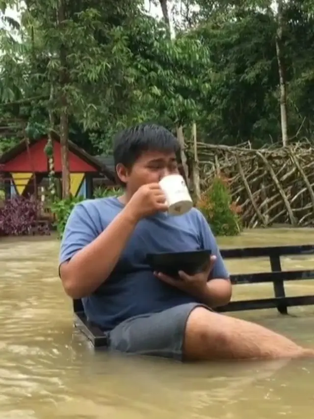 6 Potret Orang Tetap Santai Meski Banjir Ini Bikin Deg-degan Lihatnya