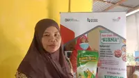 Kusmiati, pemiliki usaha Aneka Keripik Pisang “Kurnia” yang merupakan salah satu UMKM di Rumah BUMN Mempawah Kalimantan Barat yang telah melakukan upgrade packaging di bawah binaan Telkom/Istimewa.