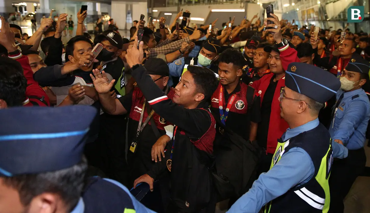 Ilham Rio Fahmi bersama skuad Timnas Indonesia U-22 tiba di Terminal 3 Kedatangan Bandara Soekarno Hatta, Cengkareng, Kamis (18/5/2023) malam WIB dalam acara penyambutan Kontingen Indonesia setelah berhasil meraih medali emas cabor sepak bola SEA Games 2023. (Bola.com/Bagaskara Lazuardi)
