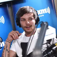 Louis saat itu terlihat mengawasi Freddie yang berjalan menghampiri ibunya yang memegang kue sambil bersorak ramai dan bertepuk tangan. (AFP/Bintang.com)