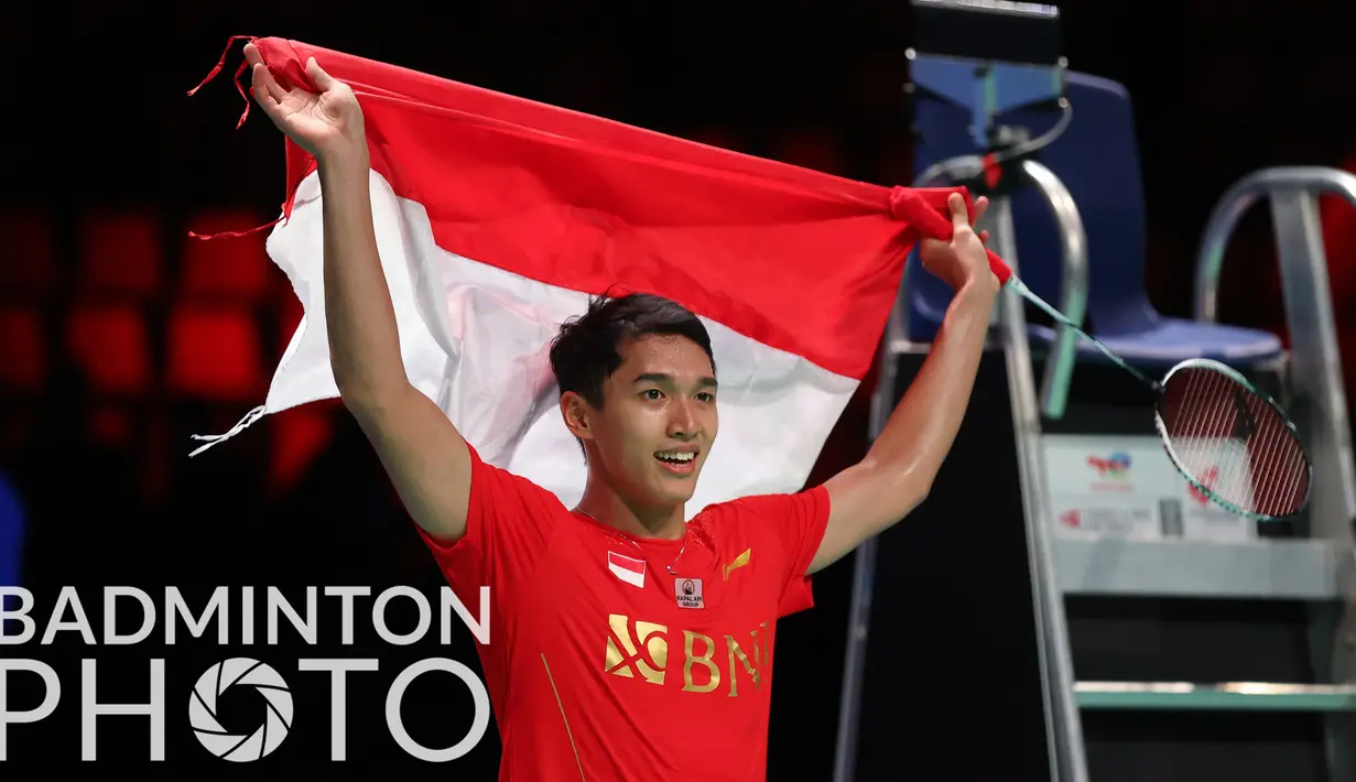 Jonatan Christie menutup pertandingan dengan kemenangan tiga gim langsung atas Li Shi Feng pada laga ketiga final Piala Thomas 2020. Hasil itu, membuat Indonesia menang 3-0 atas China dan berhak atas trofi juara Piala Thomas. (Badminton Photo/Yves Lacroix)