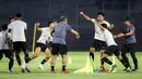 Sejumlah pemain dan ofisial Timnas Indonesia U-17 terlihat gembira saat bermain games dalam sesi latihan di Stadion Gelora 10 November 2023, Surabaya, Kamis (9/11/2023). (Bola.com/Bagaskara Lazuardi)
