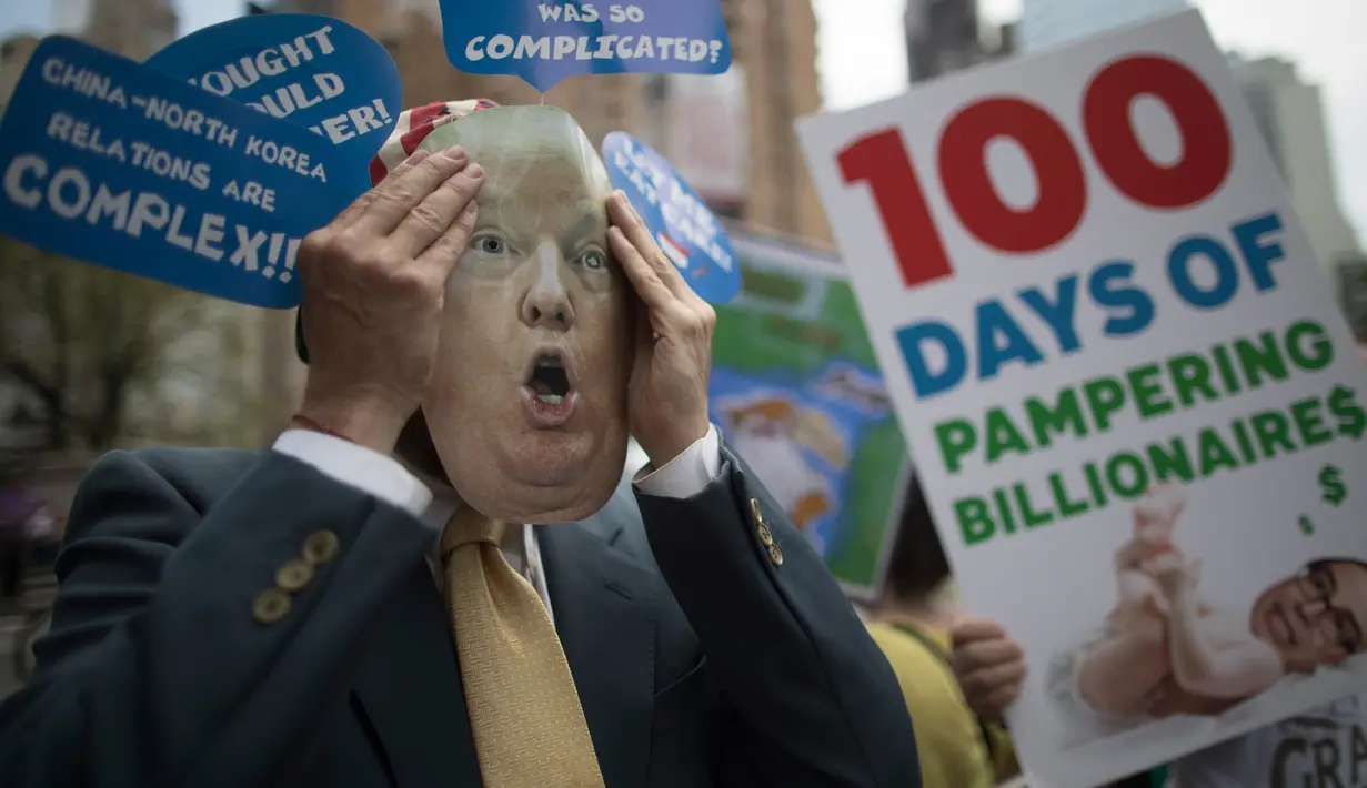 Sejumlah orang melakukan demonstrasi bertepatan 100 hari kerja Trump sebagai presiden di New York, AS, Sabtu (29/4). Demonstran menilai keprihatinan pemerintahan Trump pada masalah lingkungan sangatlah kurang. (AP Photo / Mary Altaffer)