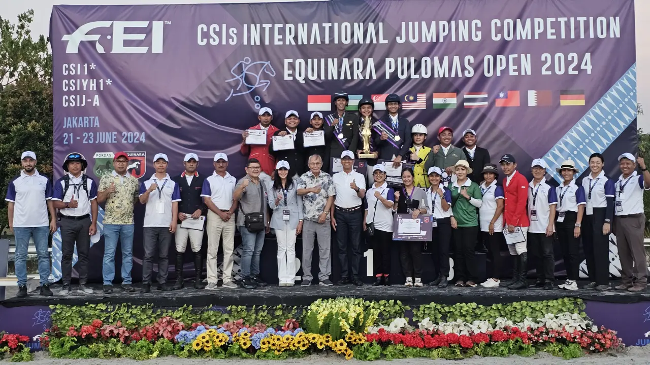 Para peserta FEI CSIs International Jumping Competition 2024 berfoto bersama PJ Gubernur DKI Heru Budi Hartono