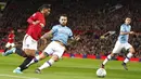 Penyerang Manchester United, Marcus Rashford, berusaha melewati bek Manchester City, Nicolas Otamendi, pada laga Piala Liga Inggris di Stadion Old Trafford, Rabu (8/1/2020). Manchester United kalah 1-3 dari Manchester City. (AP/Jon Super)