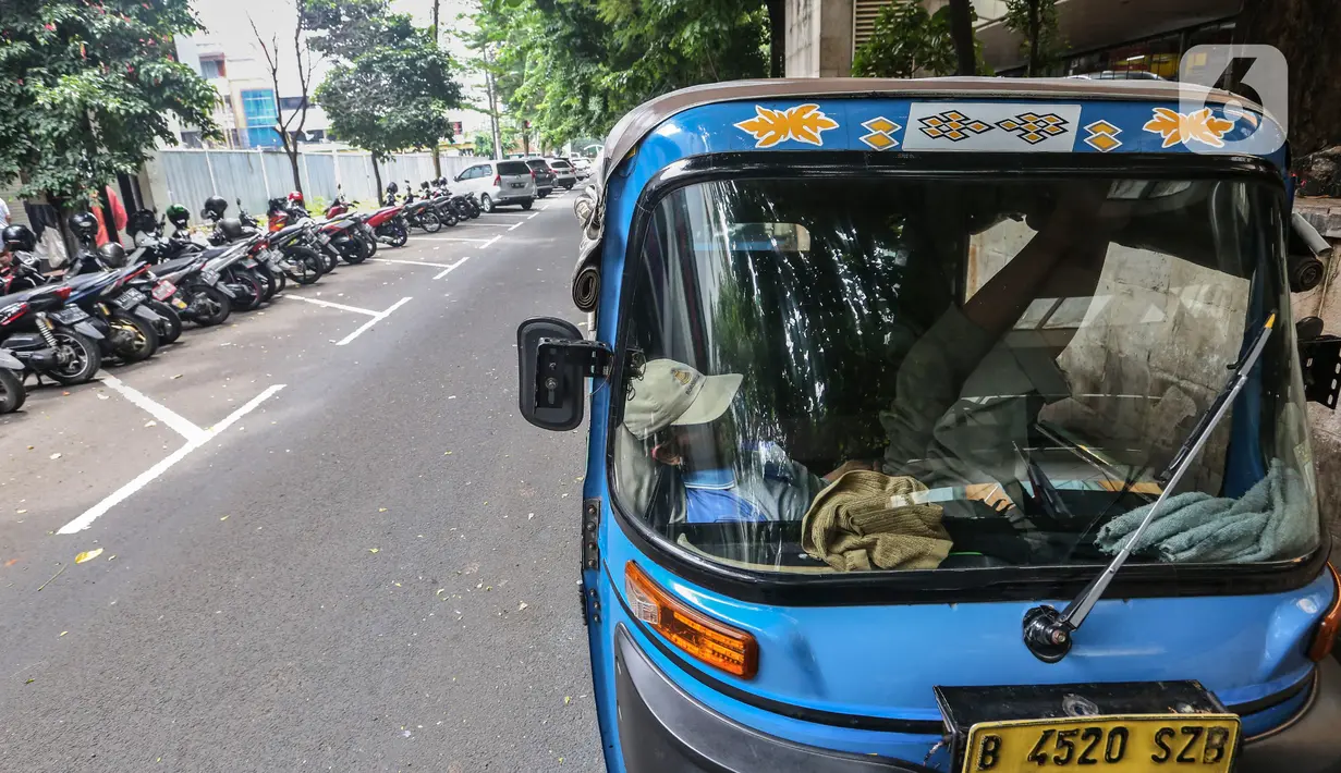 Pengemudi bajaj menunggu penumpang di kawasan Blok M, Jakarta, Minggu (17/1/2021). Per data hari ini, Minggu (17/1), ada tambahan 11.287 orang terkonfirmasi Corona Covid-19. Sehingga total menjadi 907.929 kasus positif corona Covid-19 di Indonesia. (Liputan6.com/Johan Tallo)