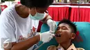 Selain operasi katarak, Indosiar juga mengadakan pengobatan gratis untuk  pengobatan umum serta gigi, di Mako Brimob, Sabtu (9/1/2016). Rayakan HUT ke-21, Indosiar gelar acara pengobatan gratis dan operasi katarak di 21 titik. (Liputan6.com/Yoppy Renato)