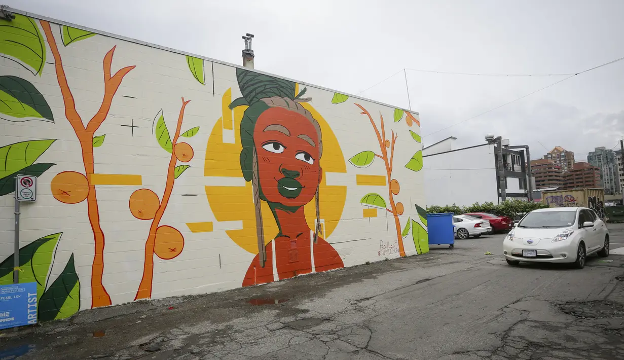 Mural terlihat selama Festival Mural Vancouver di Vancouver, British Columbia, Kanada, 20 Agustus 2020. Festival tahunan tersebut menampilkan lebih dari 60 karya seni publik yang diresmikan di sembilan lokasi seluruh kota. (Xinhua/Liang Sen)