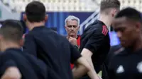 Pelatih Manchester United, Jose Mourinho, memimpin langsung sesi latihan jelang laga Piala Super Eropa di Stadion Philip II, Skpje, Senin (7/8/2017). Manchester United akan bertanding melawan Real Madrid. (AP/Boris Grdanoski)