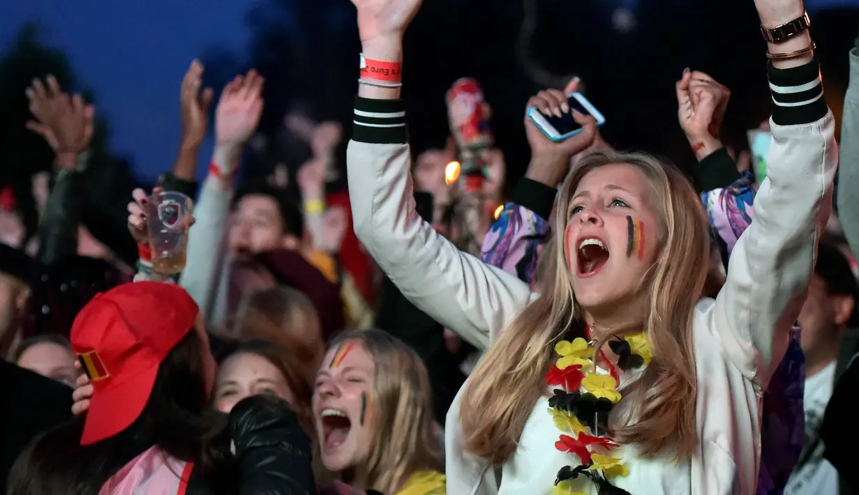 Fans Belgia bersorak histeris saat Belgia lolos ke perempat final usai mengalahkan Hungaria 4-0 pada babak 16 besar piala Eropa 2016 di Brussels, Belgia, (26/6/2016). (REUTERS/Eric Vidal)