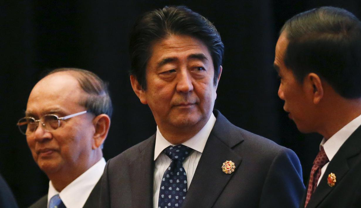 Presiden Jokowi (kanan) berbincang dengan Perdana Menteri Jepang Shinzo Abe pada KTT Asia Timur ( EAS ) ke 10 di Kuala Lumpur, Malaysia, (22/11). Acara diikuti oleh 27 negara.  (REUTERS/Jorge Silva)