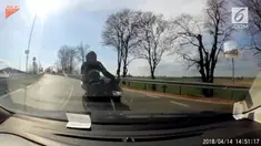 Sebuah rekaman menunjukkan detik-detik tabrakan motor dan mobil karena sang motor berpindah jalur.