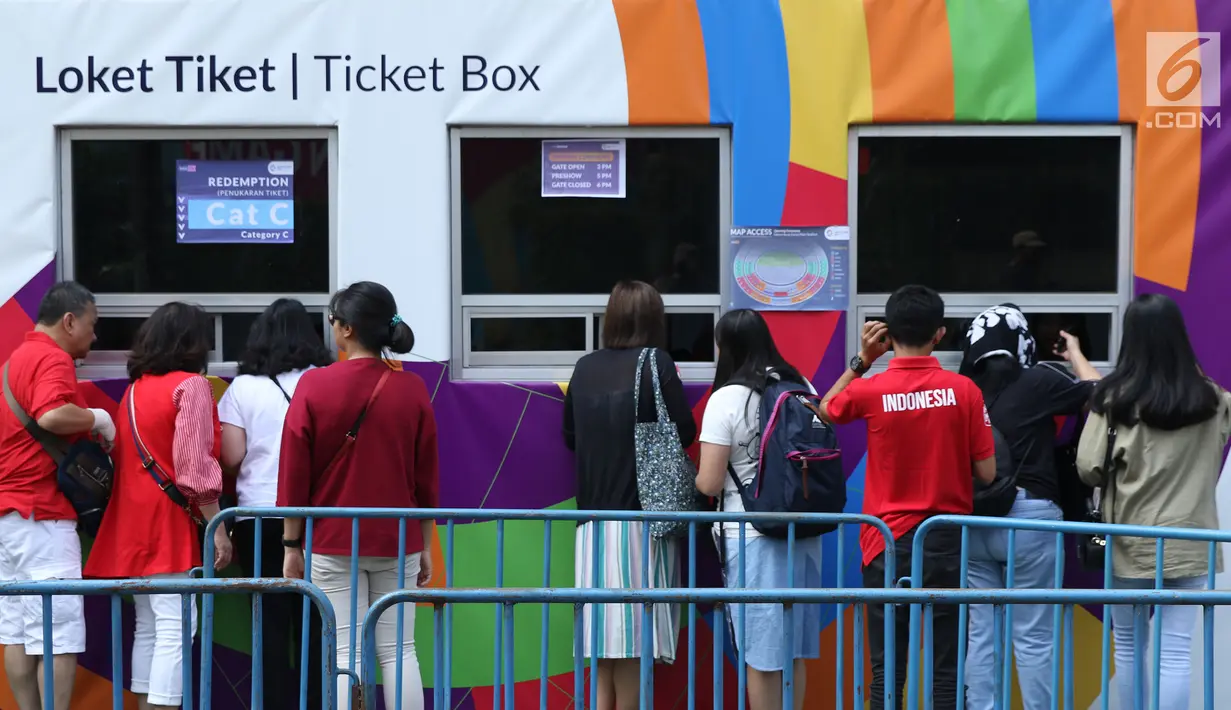 Beberapa calon penonton seremoni pembukaan Asian Games 2018 mengantri melakukan penukaran tiket jelang masuk kawasan GBK, Jakarta, Sabtu (18/8). Asian Games 2018 akan berlangsung hingga 2 September, mendatang. (Liputan6.com/Helmi Fithriansyah)