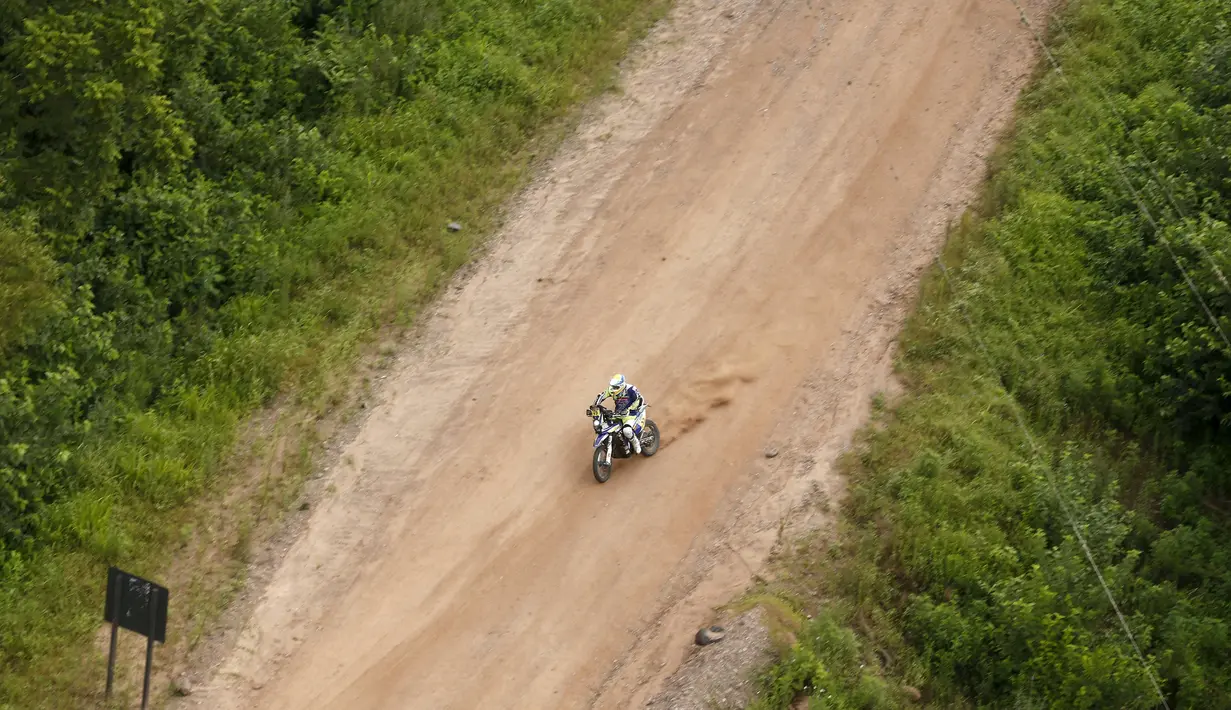 Juan ofensi Garcia dari Spanyol beraksi mengendarai sepeda motor Sherco TVS selama tahap ketiga Termas de Rio Hondo-Jujuy di Dakar Rally 2016 di Santiago del Estero, Argentina, (5/1/2016). (REUTERS/Marcos Brindicci)