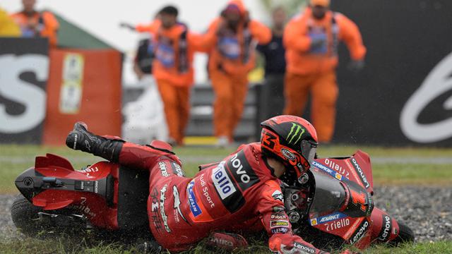 Foto: Hujan Deras, Francesco Bagnaia Terpeleset di Trek Basah MotoGP Argentina