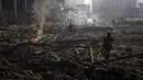 Orang-orang berkumpul di tengah kehancuran setelah serangan sebuah pusat perbelanjaan di Kiev, Ukraina, Senin (21/3/2022). Delapan orang tewas dalam serangan tersebut. (AP Photo/Rodrigo Abd)