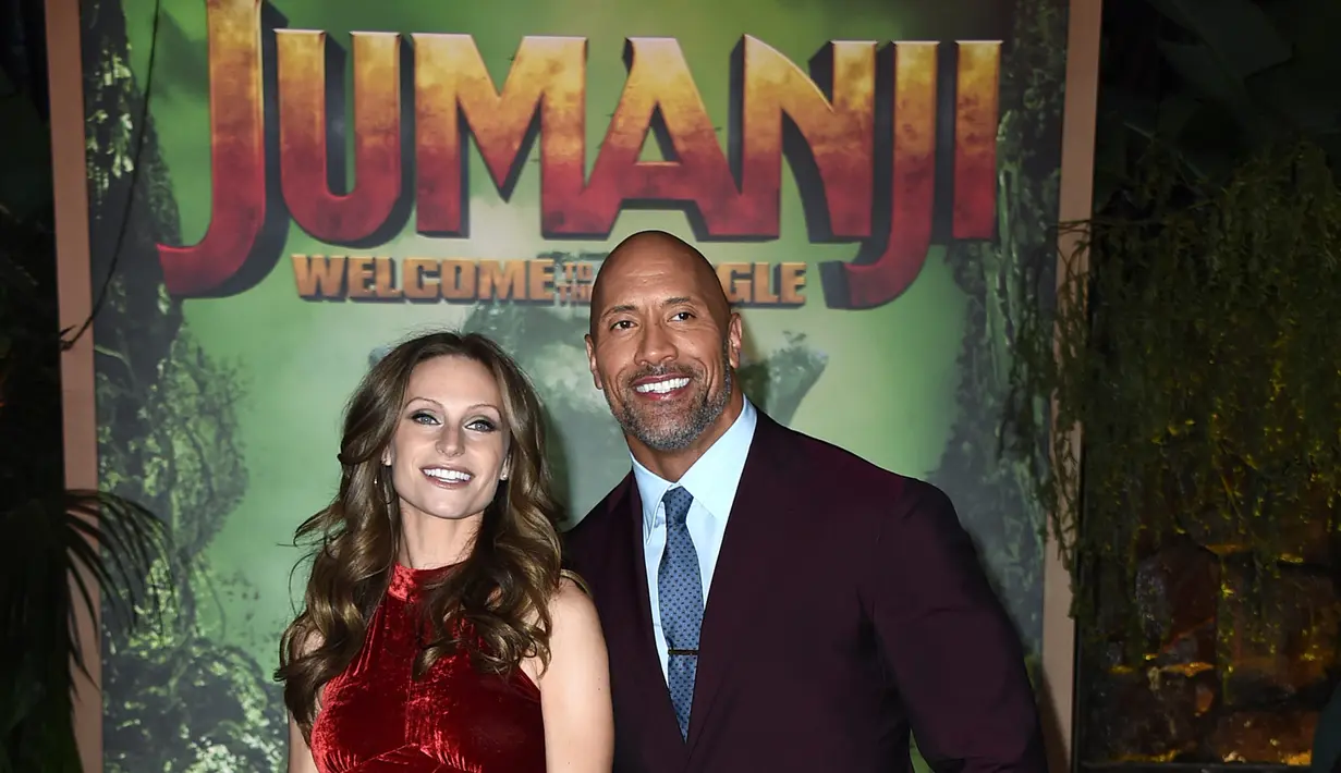 Dwayne Johnson atau The Rock berpose bersama kekasihnya Lauren Hashian saat menghadiri pemutaran  film "Jumanji: Welcome To The Jungle" di Hollywood, California (11/12). (Photo by Jordan Strauss/Invision/AP)