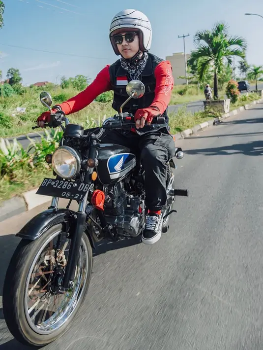 Kembali ke perjalanannya di Tanjung Pinang. Bisma kesini pun tidak hanya sendiri, namun bersama Soleh Solihun dan Isa Bajaj yang ikut mengendarai sepeda motor klasik. (Liputan6.com/IG/@sibisma)