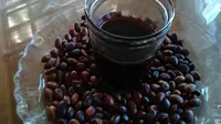 Kelompok Jaka Kencana di Jalan Karangsong, Indramayu, Jawa Barat, mengembangkan kopi yang terbuat dari biji mangrove. (Liputan6.com/Panji Prayitno)