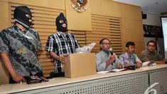 KPK menggelar barang bukti terkait operasi tangkap tangan kasus gratifikasi Ketua DPRD Bangkalan KH.Fuad Imron, Selasa (2/12/2014). (Liputan6.com/Miftahul Hayat)