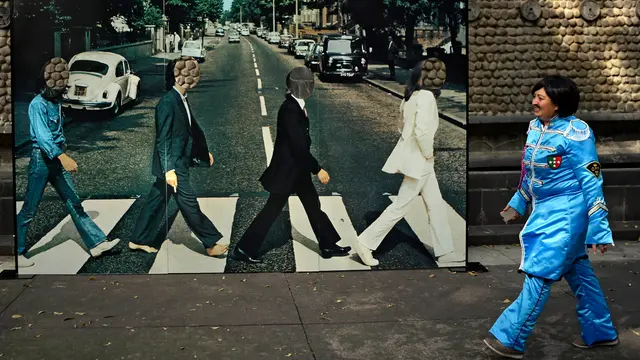 20151128-Demi Pecahkan Rekor, Ratusan Orang Bergaya Layaknya Personel The Beatles-Meksiko