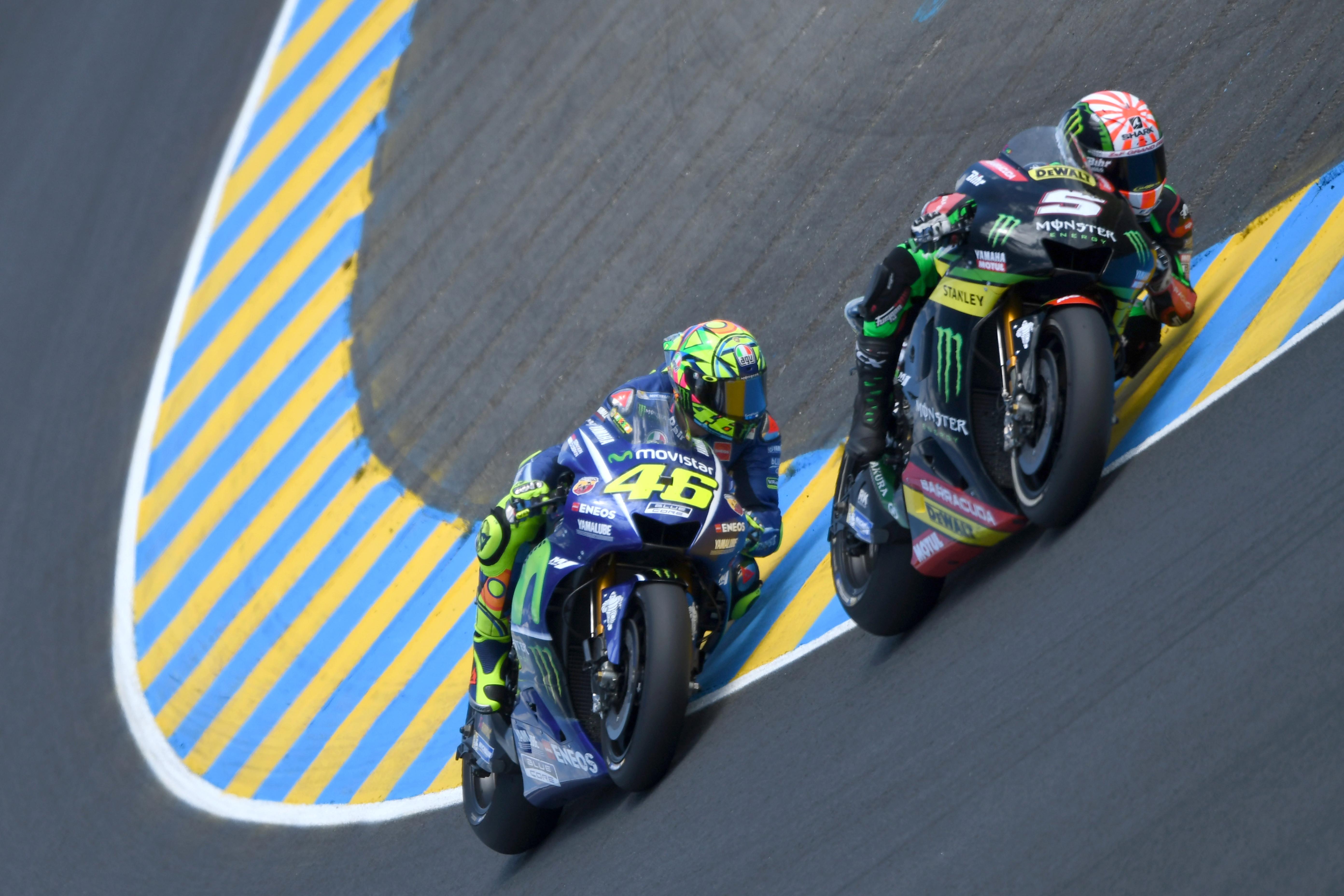 Persaingan antara Valentino Rossi (kiri) dan Johann Zarco (kanan) di MotoGP 2017. (JEAN-FRANCOIS MONIER / AFP)