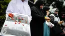 Dalam aksinya mereka mengecam serangan Arab Saudi terhadap Yaman yang menewaskan lebih dari 150 orang tewas dan 600 orang luka-luka, Jakarta, Selasa (11/10). (Liputan6.com/Faizal Fanani)