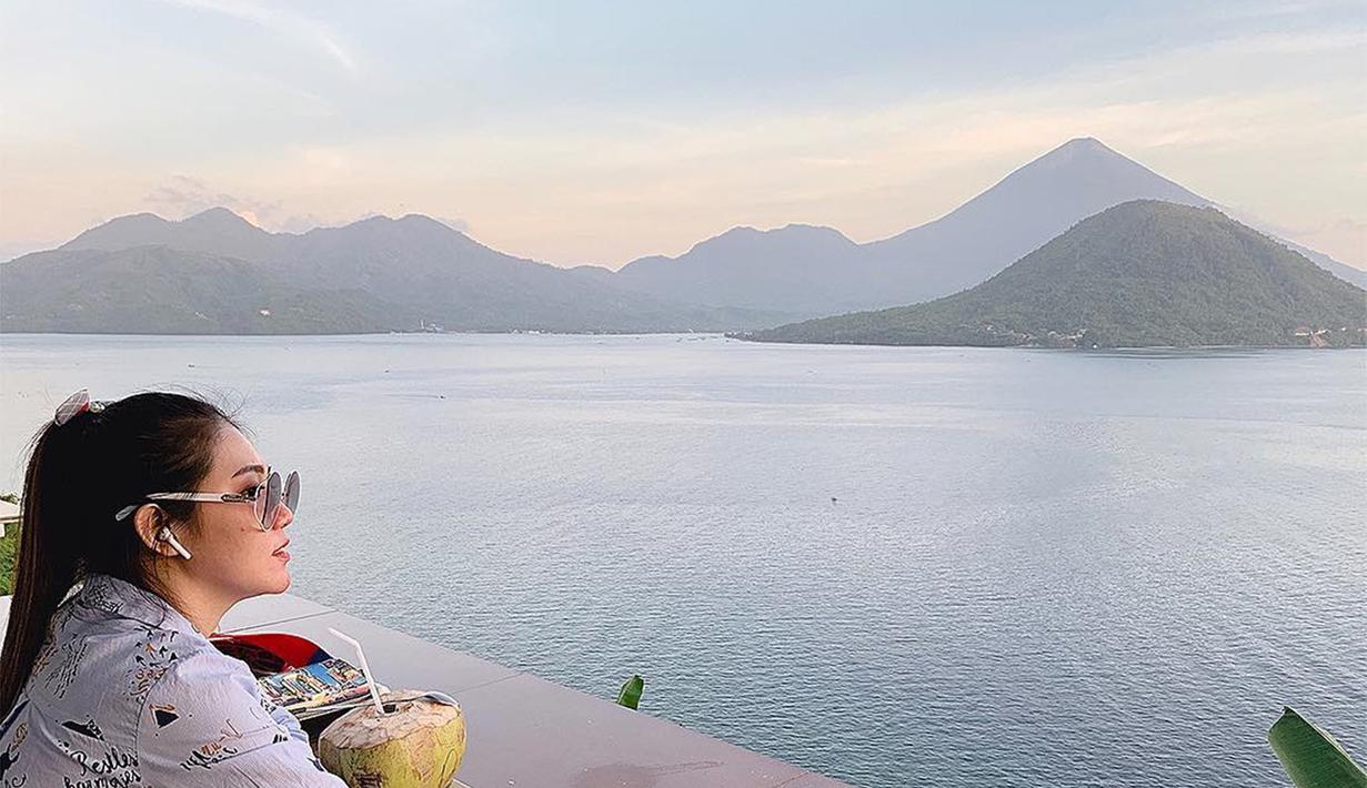 Via Vallen lahir pada tanggal 1 Oktober 1991. Wanita berusia 27 tahun sangat gemar berlibur. Seperti foto unggahannya ini saat berada di Pulau Maitara, Maluku Utara. Dengan ditemani es kelapa, Via Valen menikmati keindahan alam di sekelilingnya. (Liputan6.com/IG/@viavallen)