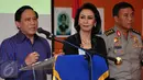 Komjen Imam Sudjarwo (kiri) bersama Yenti Garnasih (kedua kiri) saat mengumumkan pembentukan panitia seleksi calon anggota Kompolnas, Jakarta, (8/1). Pansel akan segera melakukan seleksi anggota Kompolnas periode 2016-2020. (Liputan6.com/Yoppy Renato)