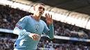 Pemain Manchester City, Phil Foden, melakukan selebrasi setelah mencetak gol ke gawang Southampton pada laga Liga Inggris di Stadion Etihad, (8/10/2022). Pemain lulusan akademi Manchester City berusia 22 tahun ini merupakan satu di antara amunisi andalan Pep Guardiola. Phil Foden memiliki harga mencapai 110 juta pounds. (AFP/Oli Scarff)