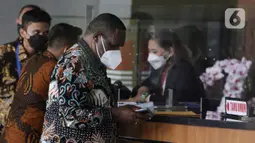 Wakil Bupati Mamberamo Tengah Yonas Kenelak usai menjalani pemeriksaan di Gedung KPK, Jakarta, Rabu (3/8/2022). KPK memeriksa Wakil Bupati Mamberamo Tengah Yonas Kenelak dalam rangka mengumpulkan dan memperkuat alat bukti terkait kasus dugaan suap dan gratifikasi dengan tersangka Ricky Ham Pagawak selaku Bupati Mamberamo Tengah. (Liputan6.com/Helmi Fithriansyah)