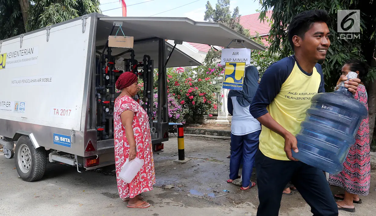 Pengungsi korban gempa dan tsunami Palu membawa galon usai mengisi air dari mobil instalasi pengolahan air Kementerian Pekerjaan Umum dan Perumahan Rakyat (PUPR) di halaman kantor Wali Kota Palu, Sulawesi Tengah, Senin (8/10). (Liputan6.com/Fery Pradolo)