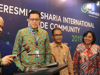 Komisaris Utama Bank Muamalat, Ilham Habibie ketuk palu pada pembukaan Sharia International Trade Community (SITC) di Jakarta, Selasa (29/1). SITC dibentuk sebagai forum komunikasi antar perbankan syariah di Indonesia.(Liputan6.com/Fery Pradolo)