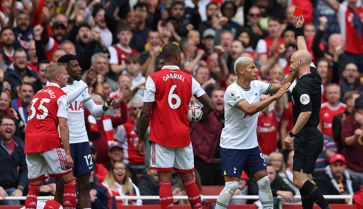 Usaha Tottenham Hotsur untuk kembali menyamakan skor bertambah berat saat mereka harus kehilangan Emerson Royal yang dikartu merah wasit Anthony Taylor usai pelanggaran kerasnya terhadap Gabriel Martinelli. (AFP/Adrian Dennis)