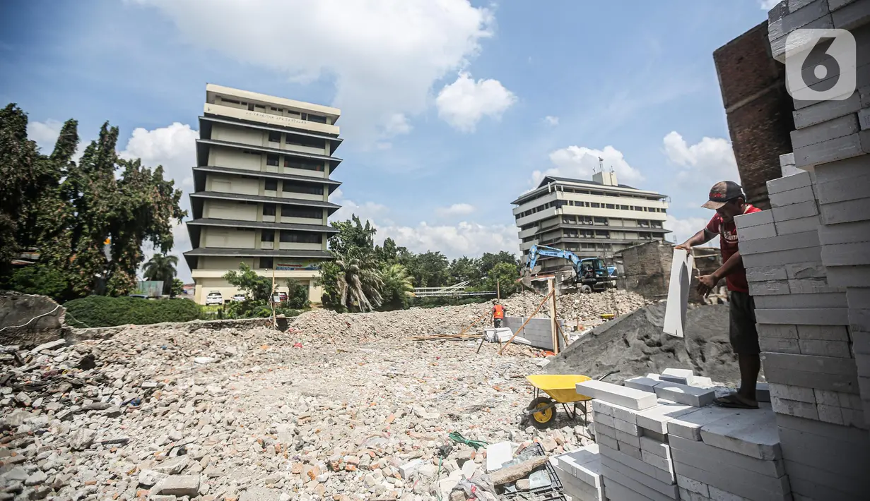 Pekerja menyelesaikan pembangunan Kampung Gembira Gembrong, Jakarta, Senin (4/7/2022). Pemprov DKI Jakarta telah memulai proses revitalisasi permukiman korban kebakaran Pasar Gembrong di RW 001 yang akan diberi nama Kampung Gembira Gembrong. (Liputan6.com/Faizal Fanani)