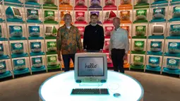 Pameran ini menampilkan ruang bertema interaktif, dan sejarah mendalam perjalanan Apple dari sebuah garasi hingga raksasa teknologi, berlokasi di The Wall. Tampak dalam foto, para pendiri museum, Ed Bindels, Luuk de Rijk, dan Antonie de Kok, dari kiri, berpose di Museum Apple yang baru, yang menelusuri 50 tahun inovasi merek ikonik tersebut, di Utrecht, Belanda, Rabu, 1 April 2026. (AP Photo/Peter Dejong)