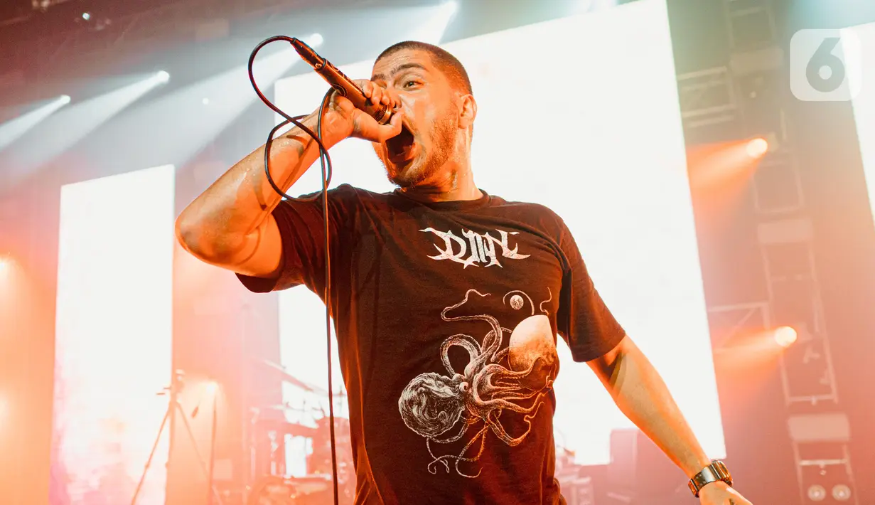 Penampilan vokalis salah satu band metal dalam konser offline di kawasan Jakarta, Minggu (22/5/2022). Konser musik offline kembali diizinkan seiring dengan pelonggaran aturan penggunaan masker di luar ruangan. (Liputan6.com/Faizal Fanani)