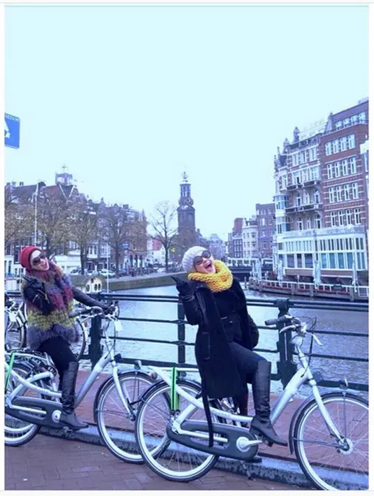 "Wah saya nggak tahu," singkatnya saat dihubungi melalui telpon awak media, Selasa (21/3/2017). "Nanti aku tanyai ke orangnya yah. Aku lagi nyetir. Enggak tahu aku (Syahrini tahu atau tidak), aku belum ketemu mbak Syahrini," lanjutnya. (princessyahrini)