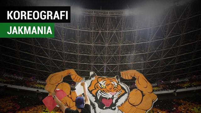 Jakmania membentangkan spanduk macan raksasa saat Persija Jakarta taklukkan Johor Darul Ta'zim.