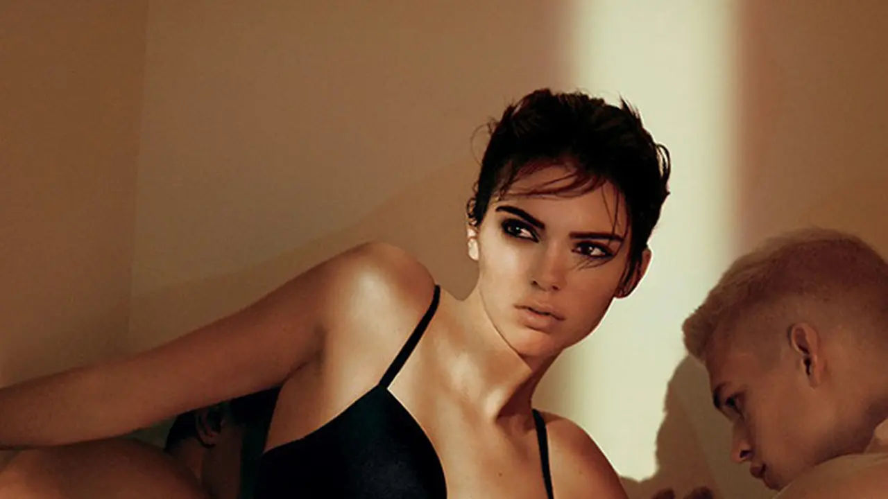 Kendall Jenner dengan Bra Calvin Klein Jadi Impian Semua Wanita
